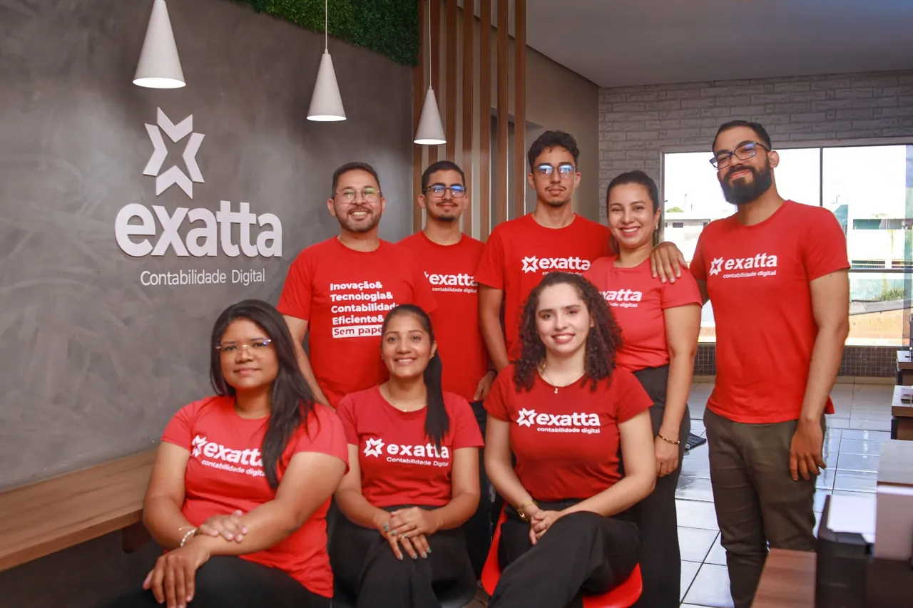 Equipe Exatta reunida na sede