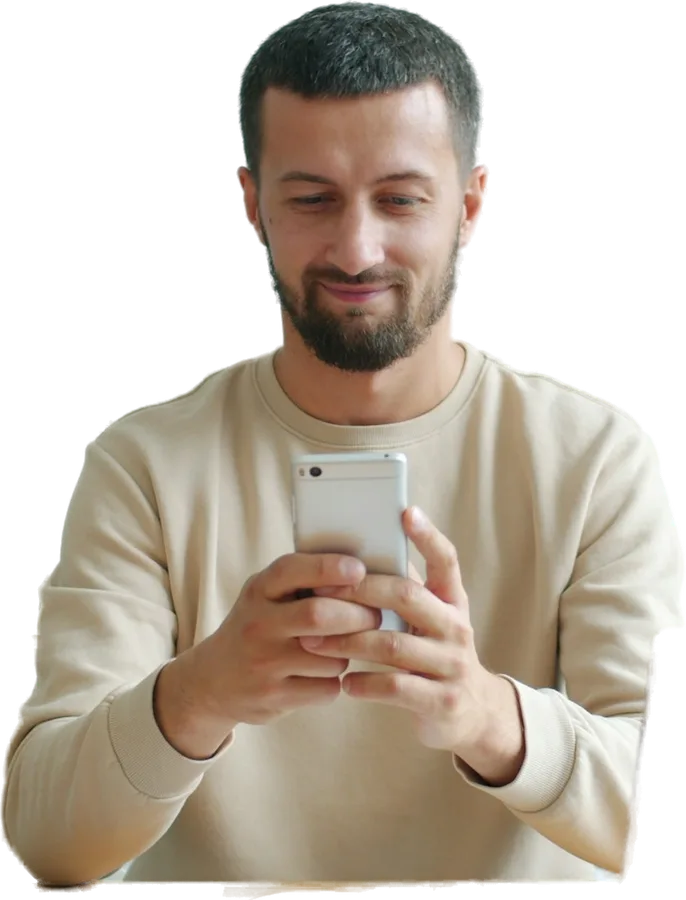 Homem sorrindo enquanto assiste algo no celular