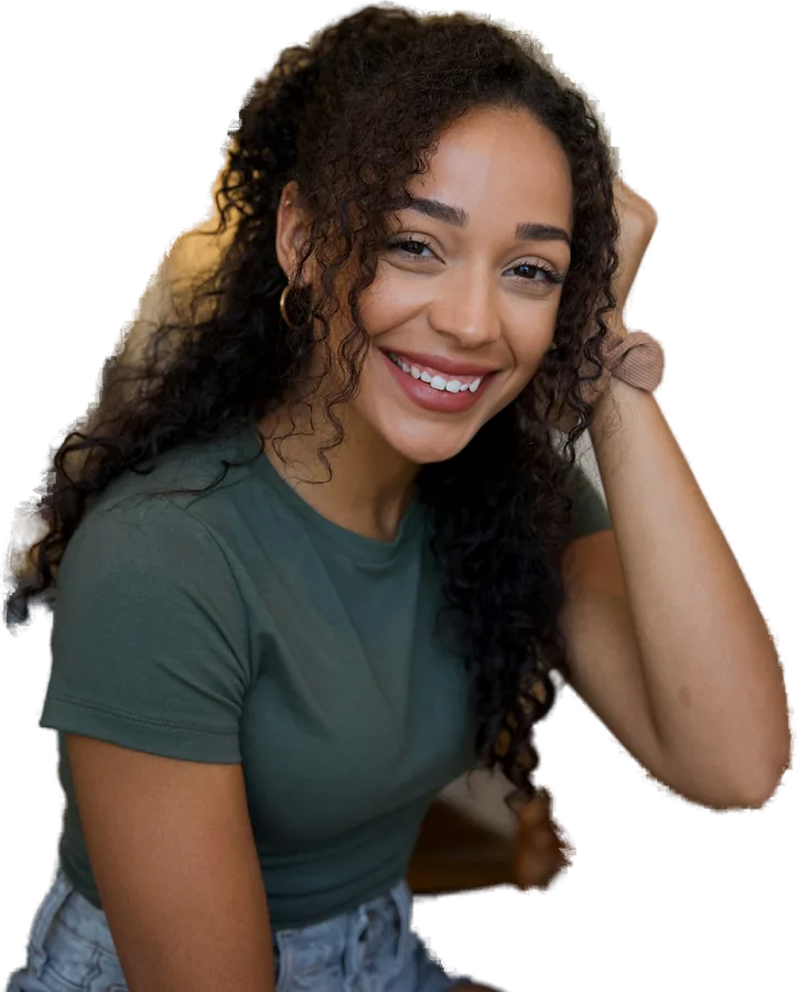 Mulher de cabelo cacheado sorrindo