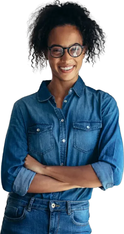 Empreendedora sorrindo de braços cruzados