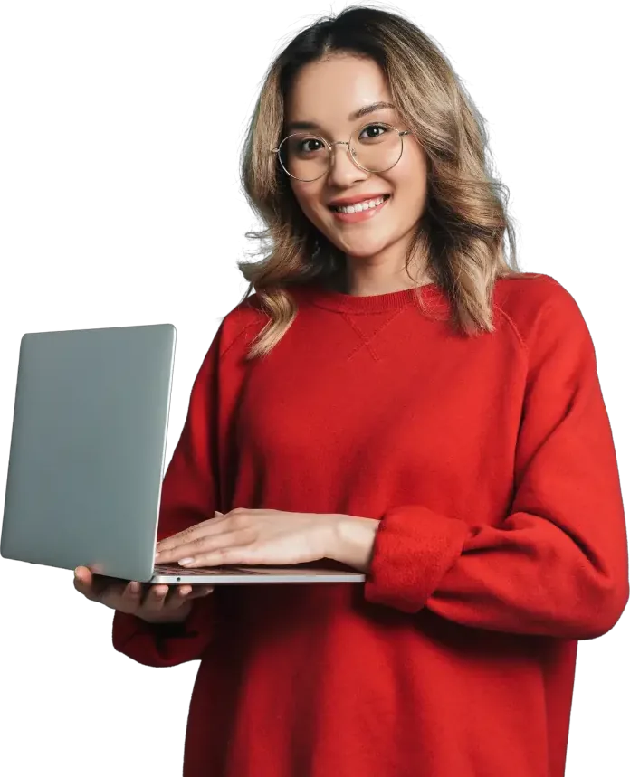 Empreendedora sorrindo com o notebook