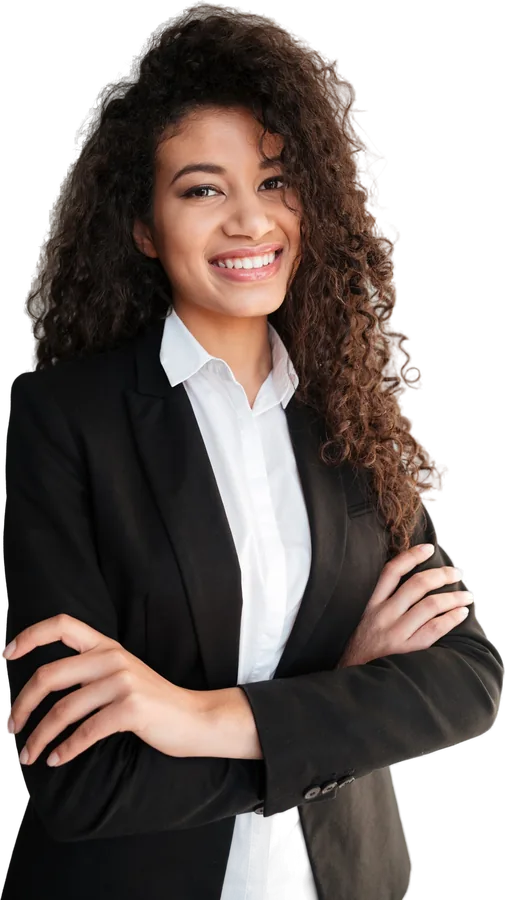 Empresária de blazer sorrindo com os braços cruzados
