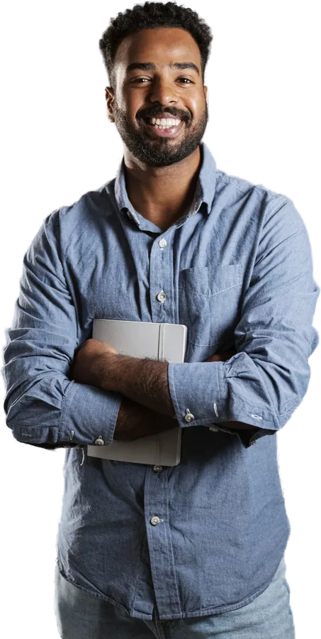 Empreendedor de camisa jeans sorrindo com o caderno nos braços