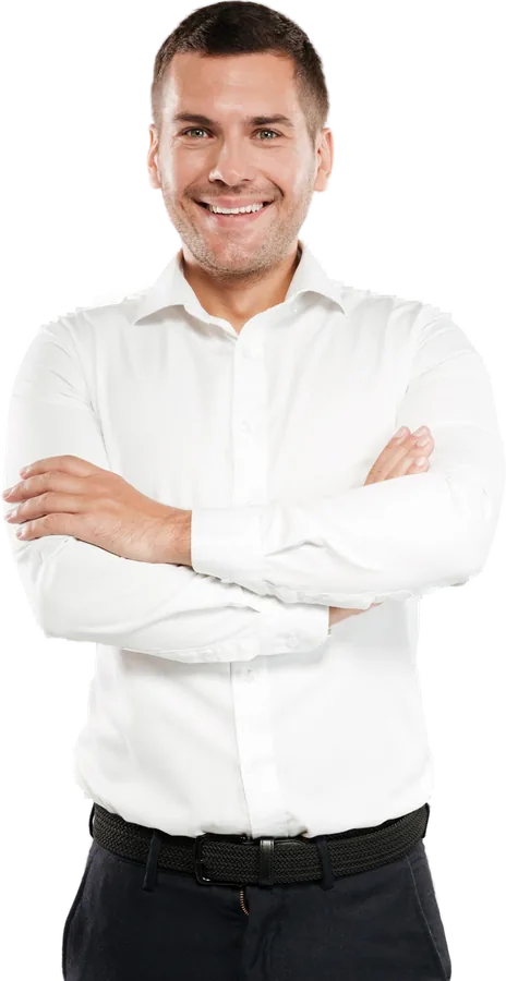 Empreendedor de camisa branca sorrindo com os braços cruzados
