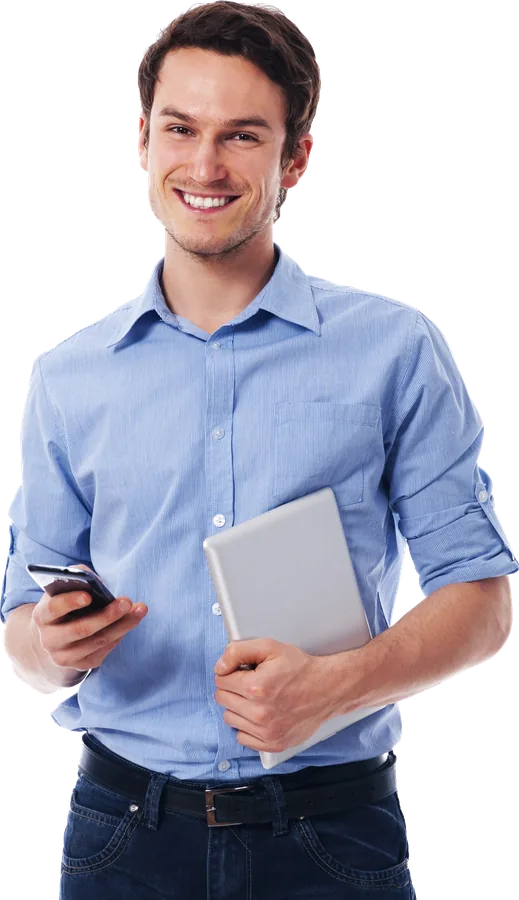 Empreendedor sorrindo com o celular e o tablet
