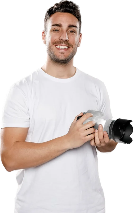 Fotógrafo sorrindo com a câmera