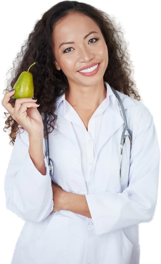 Nutricionista de jaleco segurando uma pera