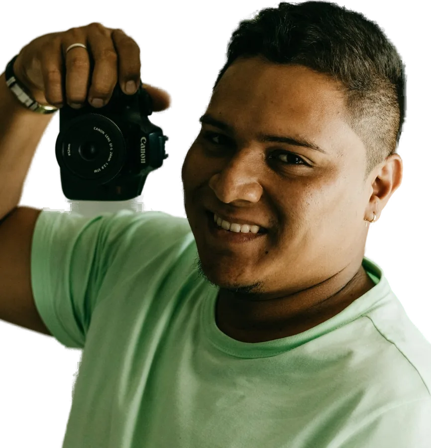 Videomaker sorrindo com a câmera